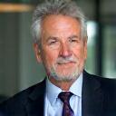 Porträt von Dr. Elias Schmidt, CEO und Gründer von Vulkara